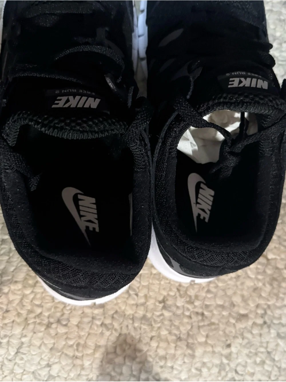 Men’s Nike Free Run 2 black and white size 8.5 amazing condition